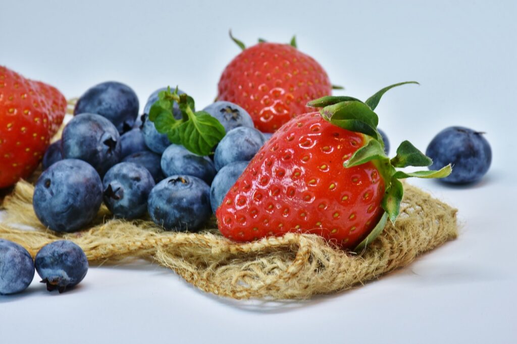 strawberries, blueberry, fruit-3123491.jpg